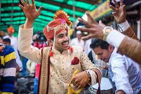 Real Wedding Aniket Snehal S Sweet Marathi Wedding By Richa Kashelkar Photography India S Wedding Blog Wedding Dress Men Groom Poses Wedding Portraits