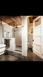 Fenster In Der Dusche Fenster Uber Der Tur Zum Toilettenraum Die Diec 2019 Fenster In Der Dusche Fenst House Bathroom Bathrooms Remodel Bathroom Layout