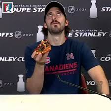 vidéo phillip danault déguste encore la pizza de la victoire et on veut que la tradition se poursuive • à lire aussi: Tim And Friends Phillip Danault Rocking The Post Game Pizza Again Facebook