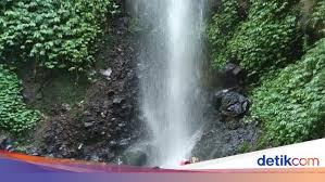 Air terjun sri gethuk ini berada di tepian sungai oya sehingga para pengunjung selain dapat mandi di bawah air terjun, pengunjung jg dapat berenang di sungai oya serta meloncat dari untuk harga tiket masuknya sendiri tidaklah terlalu maham mengingat apa yang di dapatkan akan sangat memuaskan. Satu Lagi Air Terjun Cantik Di Jawa Timur