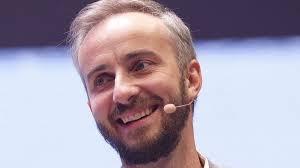 Die ungewöhnliche adjustierung beim ministerrat nahm jan böhmermann zum anlass, um wieder gegen die. Video Jan Bohmermann Harte Fakten Zum 40 Geburtstag