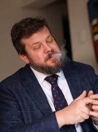 Legislador o candidato? Kaiser cobra sueldo parlamentario mientras hace  campaña presidencial La labor parlamentaria de Johannes Kaiser ha sido  objeto de críticas debido a la baja efectividad en la promulgación de  proyectos