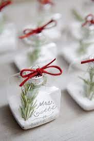 Diy Ornament Place Cards From Somethingturquoise Winter Wedding Favors Winter Wedding Gift Christmas Wedding Favors