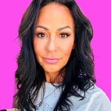 Kelly Freeman's Instagram, Twitter & Facebook