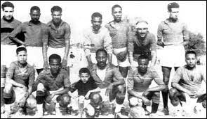 صورة نادرة لفريق نادي الإتحاد الطرابلسي الواقفون من اليمين الى اليسار عثمان مرفوعه سالم شرميط مصطفى الزنتوتي لاعب وحكم عبدالسلام كري libyan libya tripoli