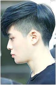 Tambahkan sedikit sentuhan wispy bangs biar penampilanmu semakin manis. 6 Gaya Rambut Artis Korea Cocok Untuk Pria Indonesia Di 2021 Gaya Rambut Gaya Rambut Asia Gaya Rambut Pria Undercut