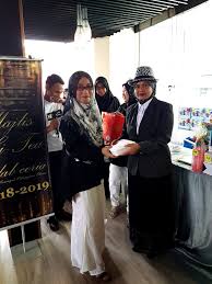 Lihat ide lainnya tentang biru dan putih, biru, bunga biru. Hi Tea Black And White With Hat Guru Kaunseling Nurhaiza Che Mat