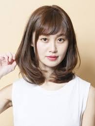 丸顔さんはミディアムヘアで大人っぽスタイル おしゃれな女性らしい髪型50選 folk 髪型 ミディアムヘア ヘアスタイリング