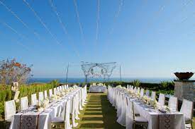 Dinner Table At Cliff Top Garden B By Tirtha Bridal Uluwatu Bali Wedding Facility Outdoor Wedding Destination Wedding Venues