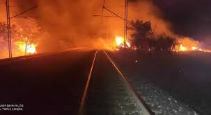 Da quanto si apprende, quello che sta. L Abruzzo Brucia Traffico Interrotto Sulla A14 Fiamme Sui Binari