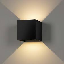 Gli applique led da esterno a led ci permettono di illuminare spazi aperti come terrazze, giardini, balconi e in generale luoghi dove sia presente umidità. Applique Da Esterno