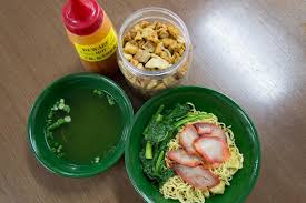 In hong kong, the dish is usually served in a hot broth, accompanied by leafy greens and shrimp or meat wanton dumplings. Food Showdown Which Eng S Wantan Noodle Is Better