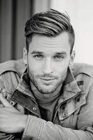 ein netter junger mann mit seitensteichel undercut manner varianten mit jacke gekleidet manner frisur kurz frisur seitenscheitel frisur geheimratsecken