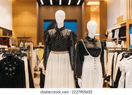 Photo de stock Une femme mannequin au marché commercial. 2127905633 |  Shutterstock