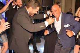 ضرب فرح إياد نجل الفنان مصطفى قمر، المثل في العلاقات الاجتماعية الجيدة، حينما ساندت زوجة مصطفى قمر الثانية السيدة غادة رزق، زوجته الأولى وطليقته غادة عيسى فى ليلة. Mw8uhihcehmmxm
