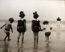 Enfants Jouant Sur Une Plage Vers 1910 In 2020 Photo Vintage Beach Beach Kids