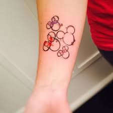 22 Liebenswert Bunt Und Schwarz Ink Disney Tattoos Tattoos Disney Tattoos Disney Tattoo Vorlagen Disney Tattoo Ideen