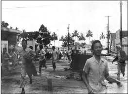 Sun 28 oct 2012 07.23 gmt. 5 People Running Fleeing From The Tsunami Wave In Hilo Hawaii This Is Download Scientific Diagram