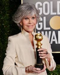 Os tecidos mais rígidos ganharam a vez no tapete do globo de ouro 2021. Globos De Ouro 2021 Os Melhores Looks De Beleza Novidades Miranda