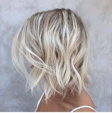 Naturali o colpi di sole? Cenere Bianco Platino E Silver Blonde Tutte Le Sfumature Del Greige Capelli Grigi Meches Capelli Grigi Bianchi Capelli Biondi Bianchi