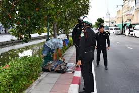 กทม. ปรับแผน! เตรียมกระจายจุดแจกอาหารทั่วกรุง แก้ปัญหาคนจนเมือง –  ติดตามคนไร้บ้านรายเคส ยกระดับคุณภาพชีวิตเชิงรุก – สํานักงานประชาสัมพันธ์