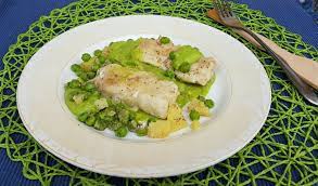 Pesce particolarmente digeribile, se insaporito a dovere regala pietanze di grande gusto. Nasello In Padella Ricetta Filetti Di Merluzzo Con Crema Di Piselli