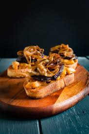 Crostini Mit Blutwurst Apfel Und Schmorzwiebeln Rezept Blutwurst Wurstchen Snack Ideen