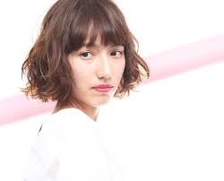 フランス映画に出てくるような大人の女性をイメージしたボブスタイル bob haircatalog jp ヘアカタログ jp つぎのわたし選び ウェーブヘアスタイル デジタルパーマ ボブ スタイル