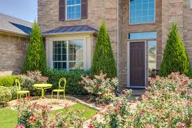 They do a great job of suggesting a home setting in the midst of a plant display. Bay Window Front Houzz