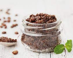 Meine zutaten kaufe ich möglichst in bioqualität bei kaffeesatz und zucker in tassen abmessen, mit mandelöl und ätherischem orangenöl in eine schüssel geben. Selbstgemachtes Anti Cellulite Peeling Aus Kaffee