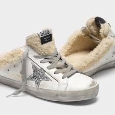 Daniel essa est une marque française de sneakers de luxe qui bouscule les codes de la sneaker traditionnelle grâce à ses détails minimalistes et une recherche toute particulière apportée au choix. Superstar Superstar Sneakers In Sabot Style With Shearling Insert And Glitter Star Golden Goose Deluxe Brand Star Boots Sneakers Star Sneakers