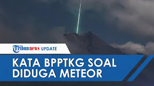 El hecho ocurrió el pasado jueves 27 de mayo, pero dado a conocer en las últimas horas, donde se observa a este cuerpo espacial cruzado la atmósfera terrestre, cayendo prácticamente dentro del cráter. En Indonesia Captan El Momento En El Que Un Meteoro Cae Sobre Un Volcan Activo 31 05 2021 El Pais Uruguay
