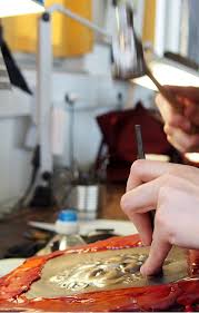 Travail De Repousse Atelier De Ciselure De L Ecole Boulle Paris Ecole Boulle Metier D Art