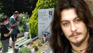 Barış akarsu 39 yaşında geçirdiği trafik kazası sonucu hayatını kaybeden barış akarsu ölüm yıl dönümünde anıldı. Baris Akarsu Dogum Gununde Anildi Magazin Haberleri