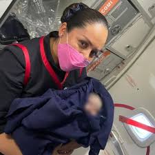 Un bebé nace en un vuelo de Ciudad de México a Juárez con la ayuda de una  doctora que iba a bordo