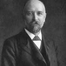 Labels in Spanish with the specimens. 'Del cr ́neo mejor conservado'...