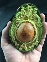 Gravure Sur Fruits Un Artiste S Est Amuse A Graver La Chair D Un Avocat Et Le Resultat Est Hallucinant Sculptures De Fruits Art Culinaire Design Culinaire
