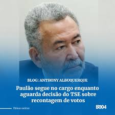 O deputado federal Paulão (PT) permanece no cargo enquanto aguarda  julgamento no Tribunal Superior Eleitoral (TSE), após decisão do TRE-AL que  anulou os votos de João Catunda e determinou a recontagem dos