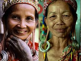 Seperti namanya, para penari akan mengenakan topeng dan pakaian dengan warna cerah saat membawakannya. 60 Tarian Tradisional Indonesia Beserta Asal Daerah Dan Keterangan