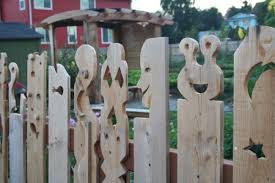 12 Creative And Unusual Diy Fences Architectureartdesigns Com Diy Fence Fence Design Garden Fence Panels