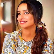 ئنجا عادەتێکی هەیە ئەم شێرە یەتە بەر دەرگای مەدخەلەکە بێدەنگ دائەنیشێت تا  یەکێکمان دەر ئەکەوین ئیتر دەست ئەکات بە میاو میاو 😂❤️