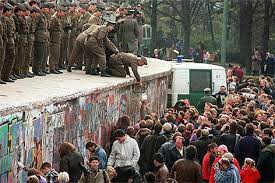 November ist fest mit der deutschen einheit verknüpft. Am Tag Als Die Berliner Mauer Fiel Radio Niederosterreich