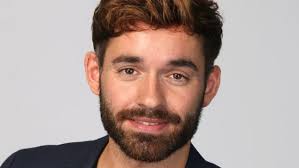 So sehe man auf dem video eine person von der reling der aidaluna springen. Fall Daniel Kublbock Oberstaatsanwalt Erklart Was Auf Dem Aida Video Zu Sehen Ist