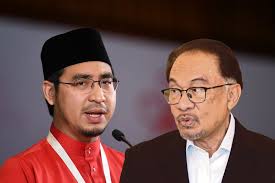 Wan Fayhsal challenges Anwar to use a two-third majority in ensuring only a  Malay can become prime minister [NSTTV]