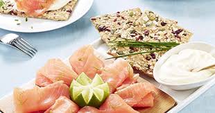 Plateau De Saumon Fume Creme Et Crackers Delpeyrat Saumon Fume Presentation Saumon Fume Saumon