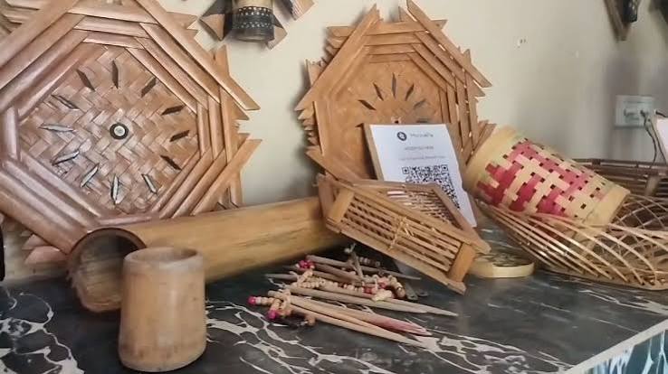 बांस शिल्प से महिलाओं ने ढूंढा समृद्धि का द्वार, खूबसूरत कलाकृतियों की सप्लाई बेंगलुरु से गोवा तक