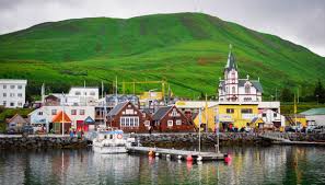 Il viaggio in islanda sarà una suggestiva riscoperta di sensazioni dimenticate che sentirete riaffiorare man mano lungo il vostro tour in islanda al limite del circolo polare artico. Husavik La Citta D Islanda Il Cui Paesaggio Somiglia A Quello Lunare Siviaggia