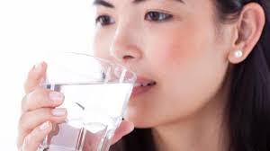 Gesund im Job: Mehr Wasser trinken: Tipps für den Arbeitsalltag