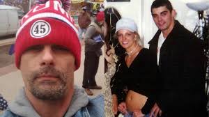 Ma nawet firmę (wspomniana broadway beauty), specjalizuje się w szkoleniach, dotyczących makijażu permanentnego i mikropigmentacji medycznej. Byly Maz Britney Spears Bral Udzial W Zamieszkach Pod Kapitolem Jestem Gotowy Zabic Kazdego