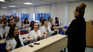 Izmir demokrasi üniversitesi eğitim fakültesi. Izmir De Tip Ogrencileri Isaret Dili Egitimi Aliyor